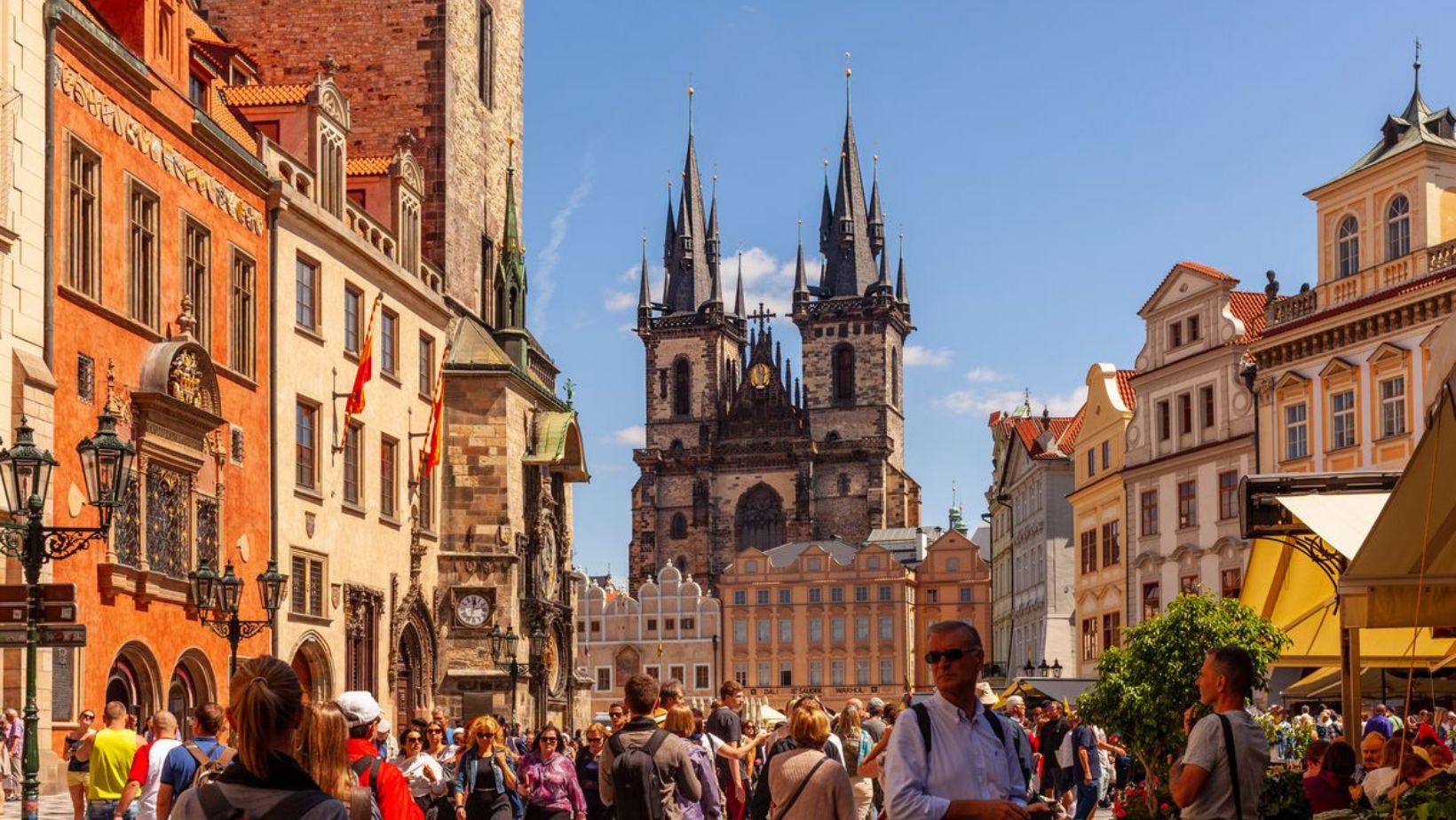 Tourist Season In Full Swing Over A Million Expected In Prague This Summer Tourist Season In Full Swing Over A Million Expected In Prague This Summer