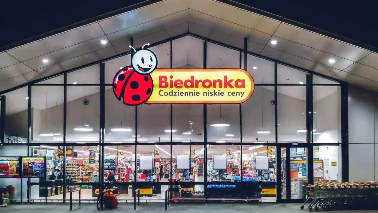 I přes vysoké ceny zůstávají polské supermarkety pro Čechy nákupním rájem