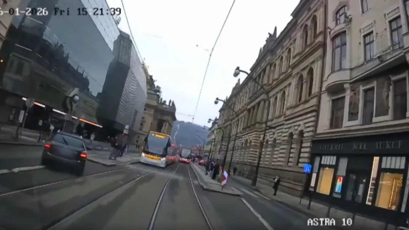 VIDEO: Police Chase Ends in Crash Near Prague’s Municipal House