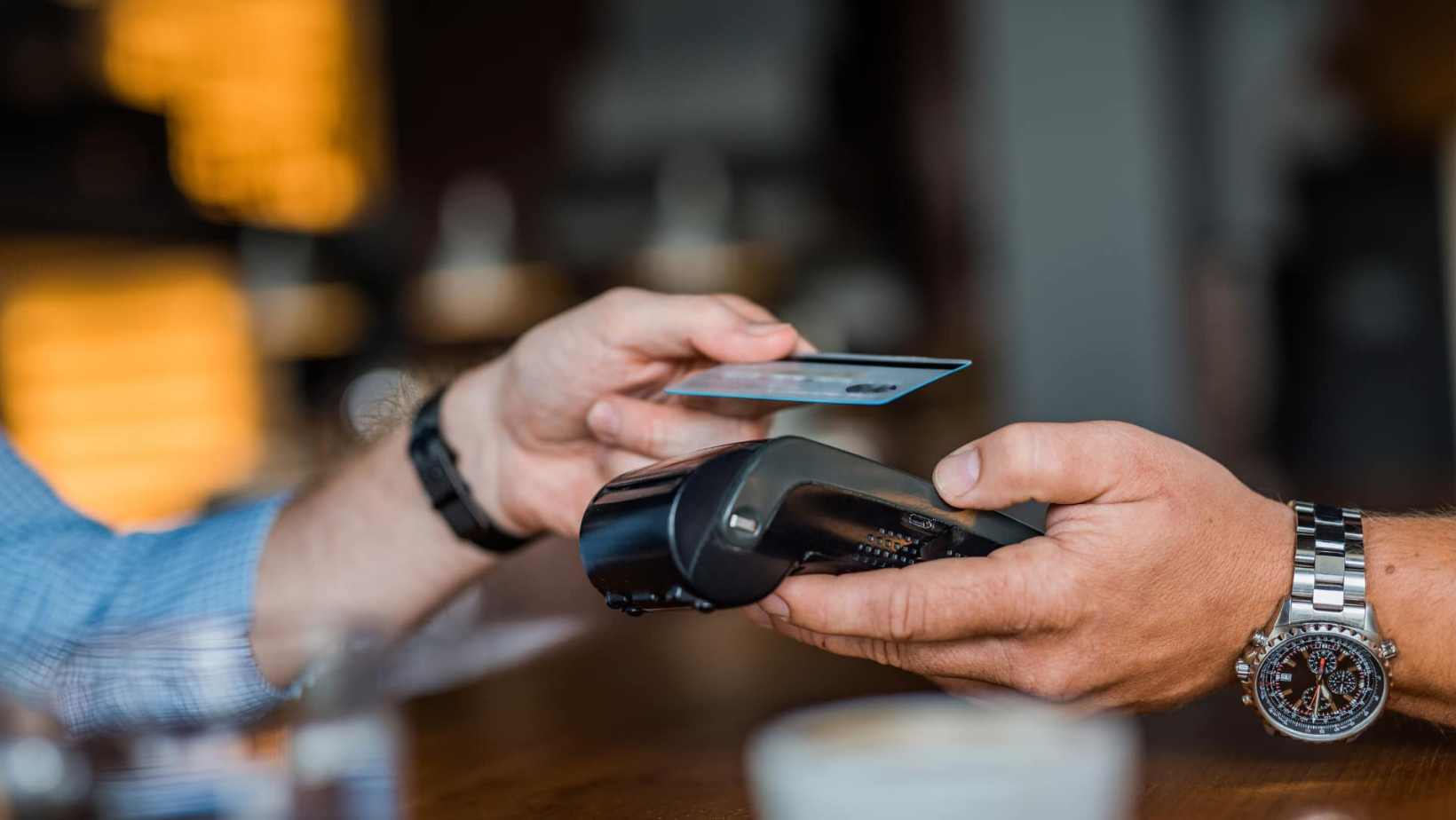 Why Some Czech Shops Refuse Banknotes – And What the Law Really Says