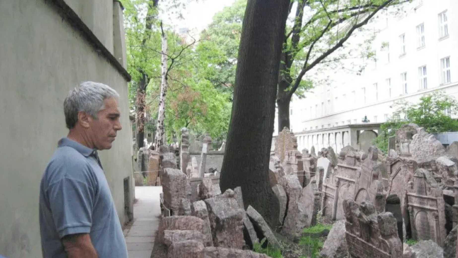 Epstein Scandal Heads to Czechia ‒ Girl Writes About Naked Talk in the Pool