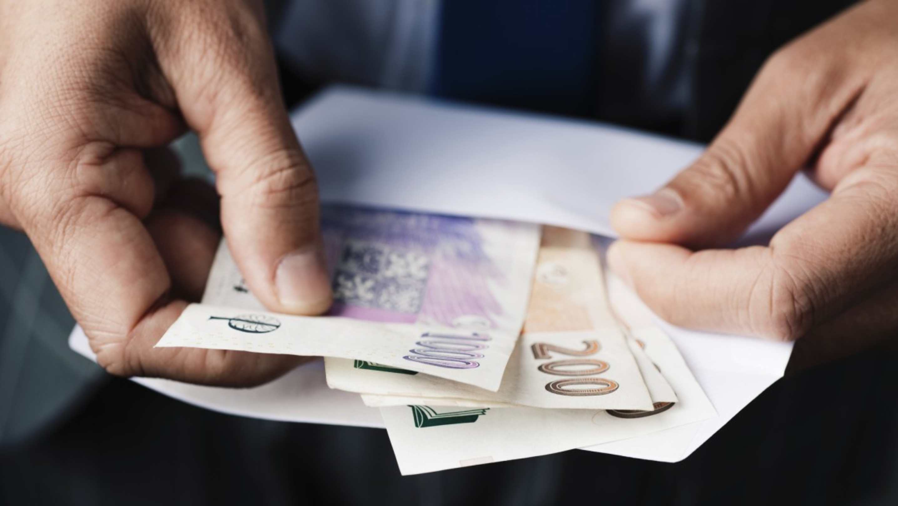 Average Czech Salaries Reach €2,024 per Month, Overtaking Slovakia