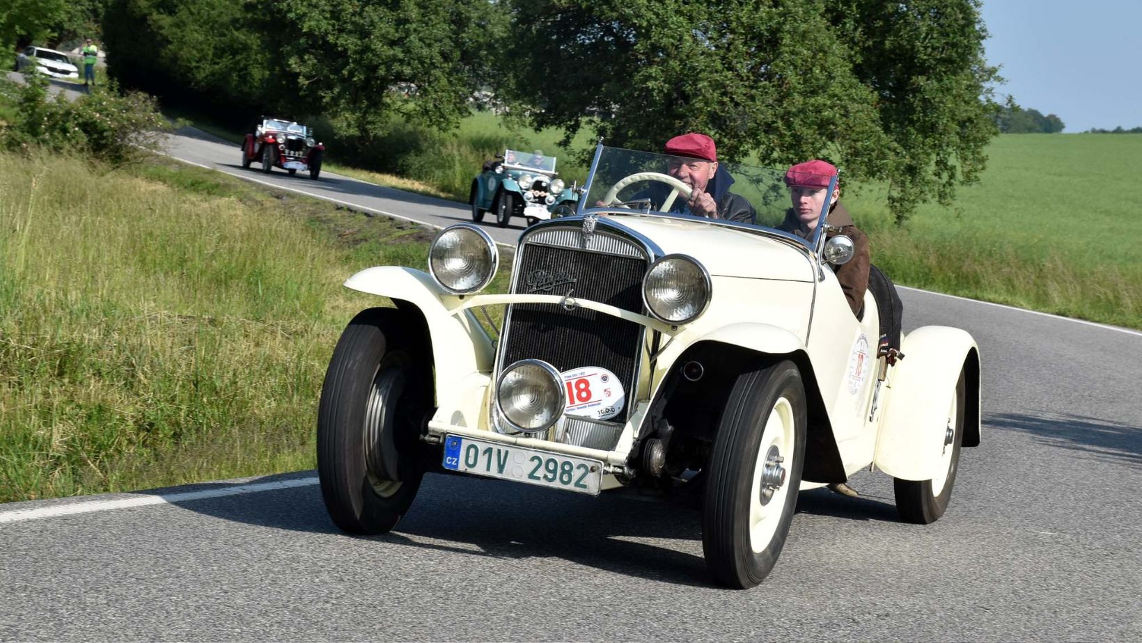 Record 130 Veteran Cars Take Part in ‘1000 Czechos