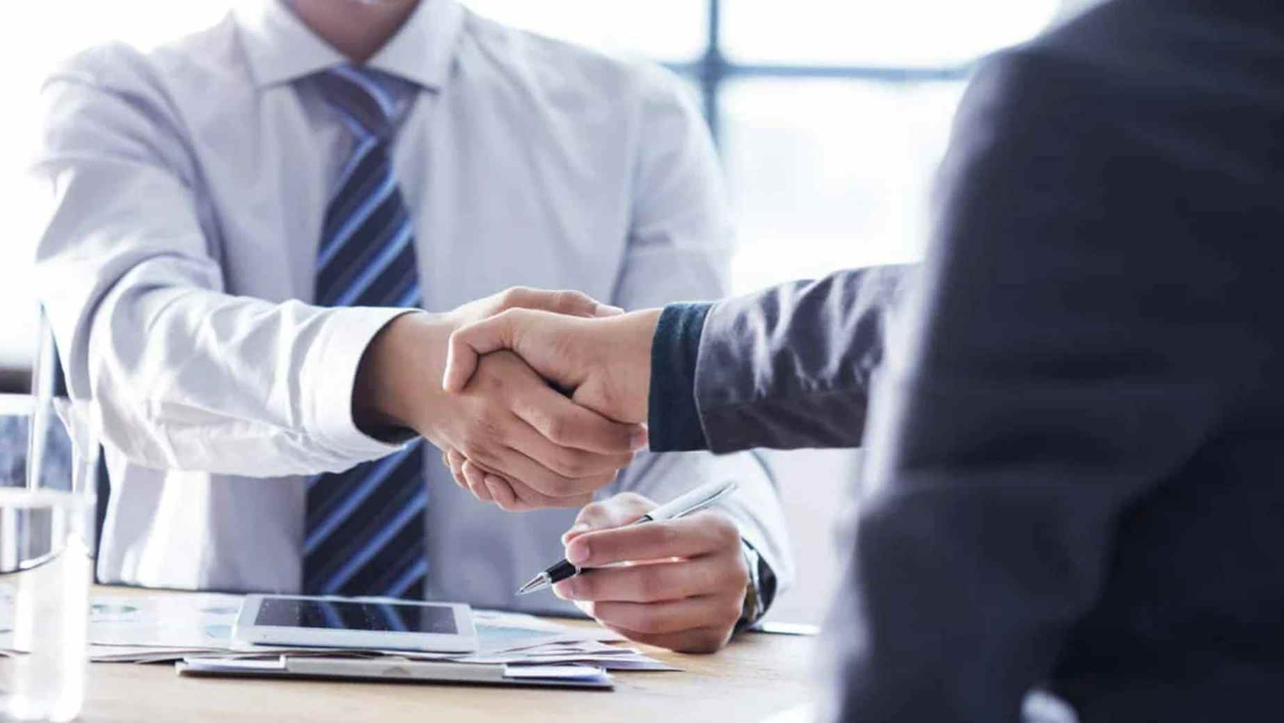 General Directors, Country Manager, Pilots: Who Earns the Most in Czechia