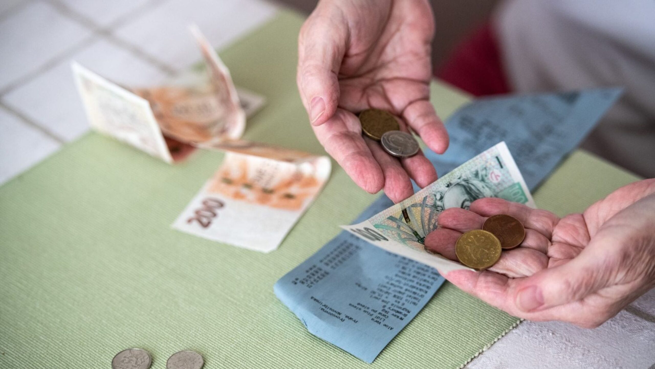 More Czechs Are Living Paycheck to Paycheck, New Survey Finds