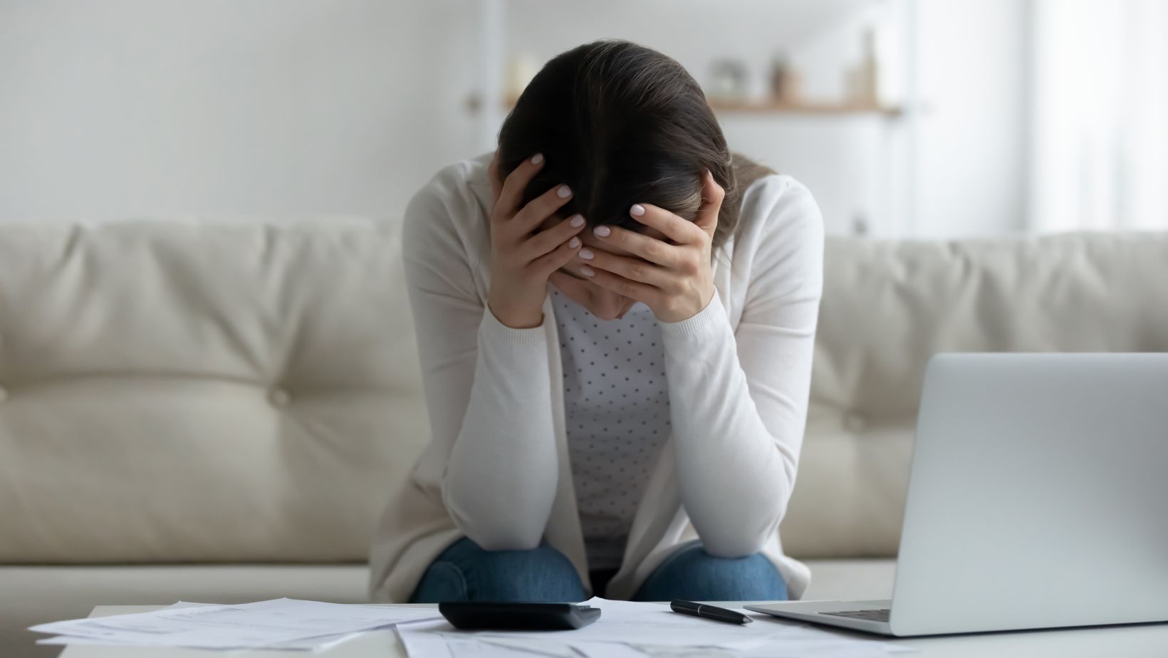 Nearly 40 Percent of Young Czechs Experience Financial Stress Every Month