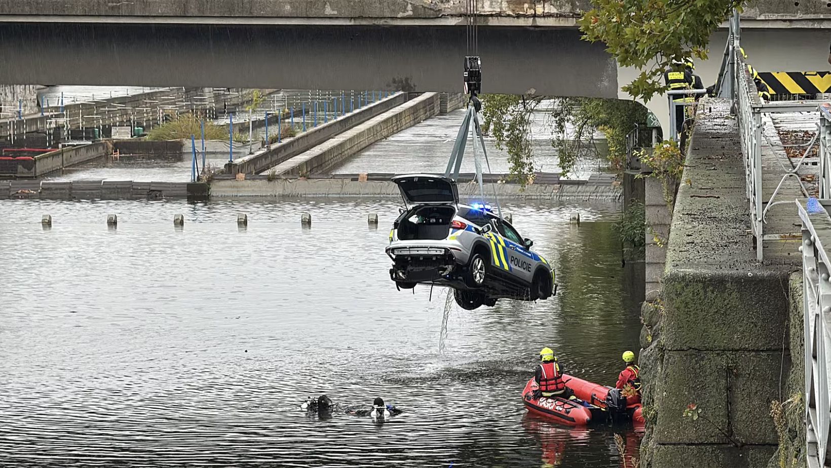 Police Car Ends Up in Vltava River, Three People Treated for Hypothermia